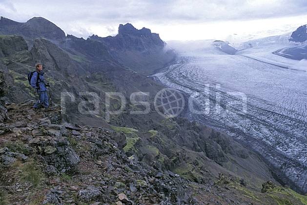 eb1031-25LE : Skaftafell, Le Vatnajökull. trek ONU, OTAN, sport, loisir, action, sport aquatique, glisse, ciel nuageux, glacier, mauvais temps, C02, C01 femme, personnage, voyage aventure (Islande).