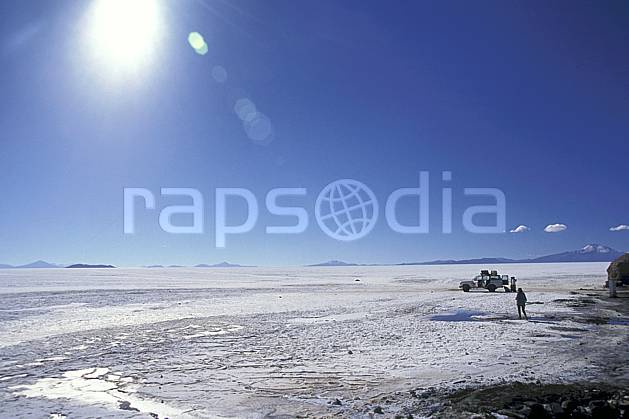 eb1219-25LE : Désert de sel, Uyuni, Sud Lipez. trek Amérique du sud, Amérique Latine, Amérique, sport, loisir, action, sport aquatique, glisse, ciel bleu, désert de sel, repos, C02, C01 désert, paysage, personnage, soleil, voyage aventure (Bolivie).
