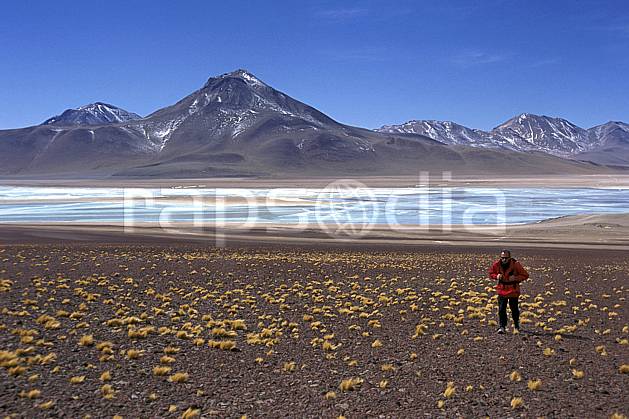 eb1225-25LE : Laguna Verde, Sud Lipez. trek Amérique du sud, Amérique Latine, Amérique, sport, loisir, action, sport aquatique, glisse, ciel bleu, laguna, lagune, repos, C02, C01 lac, paysage, personnage, voyage aventure (Bolivie).