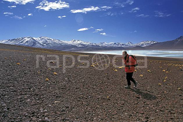 eb1225-27LE : Sud Lipez. trek Amérique du sud, Amérique Latine, Amérique, sport, loisir, action, sport aquatique, glisse, ciel bleu, laguna, lagune, balade, sac à dos, C02, C01 femme, lac, paysage, personnage, voyage aventure (Bolivie).