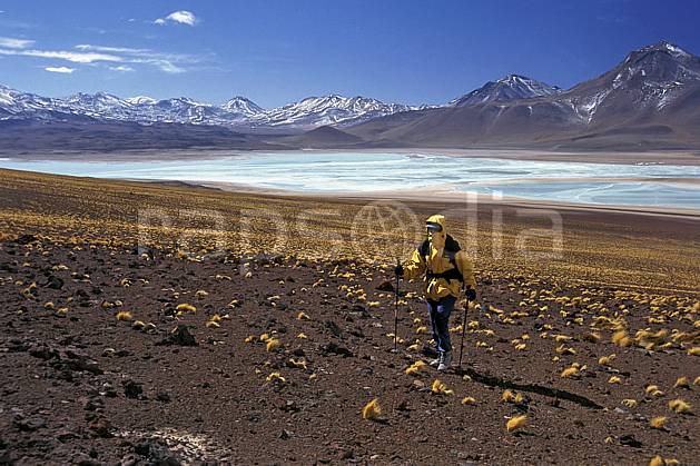 eb1226-06LE : Laguna Verde, Sud Lipez. trek Amérique du sud, Amérique Latine, Amérique, sport, loisir, action, sport aquatique, glisse, ciel bleu, laguna, lagune, balade, C02, C01 femme, lac, paysage, personnage, voyage aventure (Bolivie).