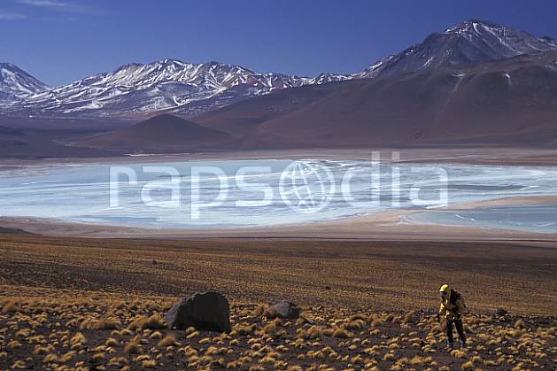 eb1226-11GE laguna verde, sud lipez, trekking, South America, Latin America, America, sport, leisure, action, aquatic sport, slide, blue sky, laguna, lagoon, walk, woman, lake, landscape, people, adventure trip (Bolivia).