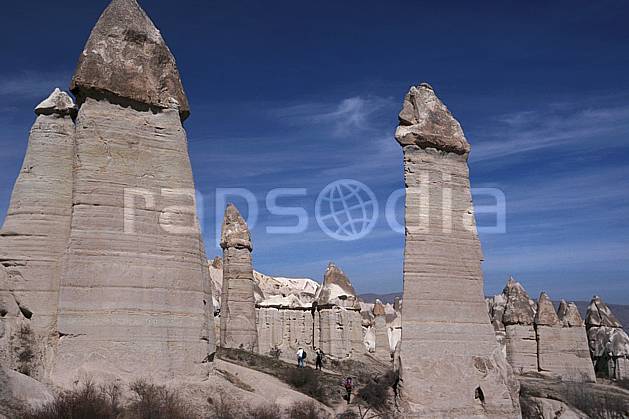 eb2654-26LE : Cheminées de fées, Anatolie Centrale, Cappadoce. randonnée pédestre, trek Europe, sport, rando, loisir, action, sport de montagne, pic, ciel voilé, C02, C01 groupe, moyenne montagne, paysage, personnage, voyage aventure (Turquie).