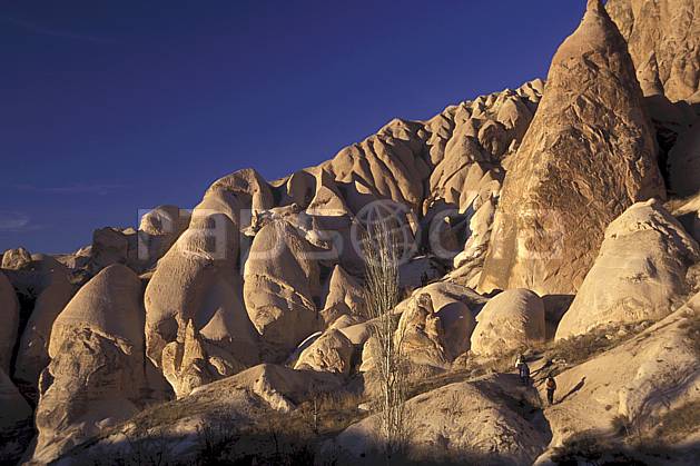 eb2657-33LE : Anatolie Centrale, Cappadoce. randonnée pédestre, trek Europe, sport, rando, loisir, action, sport de montagne, ciel bleu, falaise, C02, C01 groupe, moyenne montagne, paysage, personnage, voyage aventure (Turquie).