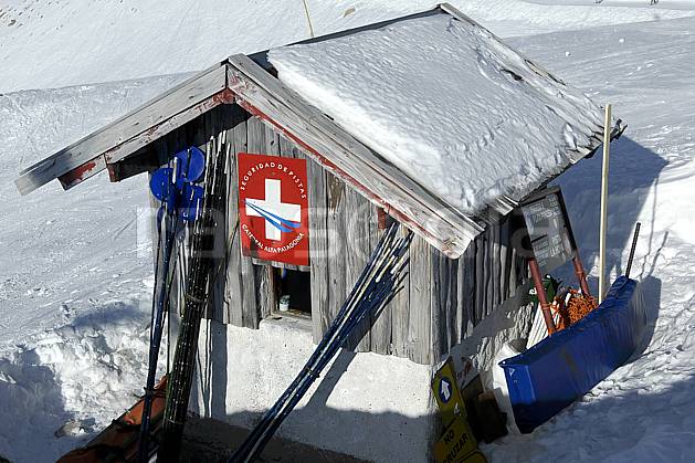 ee054621LE : Cabane de pisteurs, Cerro Catedral, Bariloche, Patagonie. ski de piste Amérique du sud, Amérique Latine, Amérique, sport, loisir, action, glisse, sport de montagne, sport d'hiver, ski, station de ski, cabane, sécurité, C02, C01 environnement, moyenne montagne, voyage aventure (Argentine).
