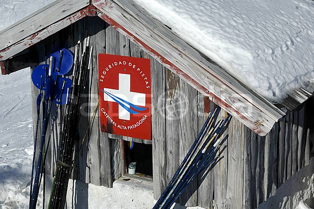 ee054622LE : Cabane de pisteurs, Cerro Catedral, Bariloche, Patagonie. ski de piste Amérique du sud, Amérique Latine, Amérique, sport, loisir, action, glisse, sport de montagne, sport d'hiver, ski, station de ski, cabane, sécurité, C02, C01 environnement, moyenne montagne, voyage aventure (Argentine).