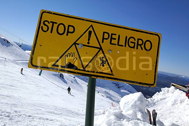 ee054625LE : Panneaux de signalisation des pistes, Cerro Catedral, Bariloche, Patagonie. ski de piste Amérique du sud, Amérique Latine, Amérique, sport, loisir, action, glisse, sport de montagne, sport d'hiver, ski, station de ski, signalisation, C02, C01 environnement, moyenne montagne, paysage, voyage aventure (Argentine).