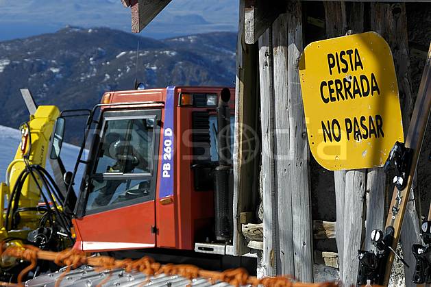 ee054628LE : Dameuse, Cerro Catedral, Bariloche, Patagonie. ski de piste Amérique du sud, Amérique Latine, Amérique, sport, loisir, action, glisse, sport de montagne, sport d'hiver, ski, station de ski, signalisation, ratrack, C02, C01 environnement, moyenne montagne, paysage, voyage aventure (Argentine).