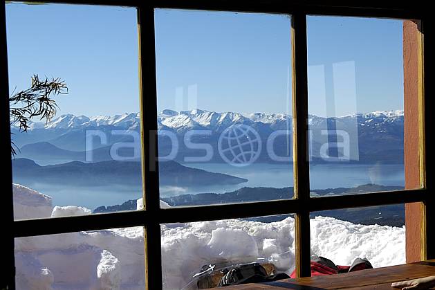 ee054925LE : Refugio Lopez, massif andin, Bariloche, Patagonie. Amérique du sud, Amérique Latine, Amérique, chaine de montagnes, panorama, refuge, cabane, fenêtre, C02, C01 environnement, habitation, lac, moyenne montagne, paysage, voyage aventure (Argentine).