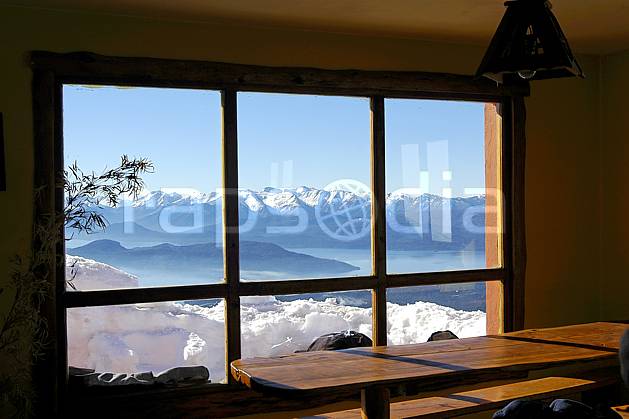 ee054926LE : Refugio Lopez, massif andin, Bariloche, Patagonie. Amérique du sud, Amérique Latine, Amérique, chaine de montagnes, panorama, refuge, cabane, fenêtre, C02, C01 environnement, habitation, lac, moyenne montagne, paysage, voyage aventure (Argentine).
