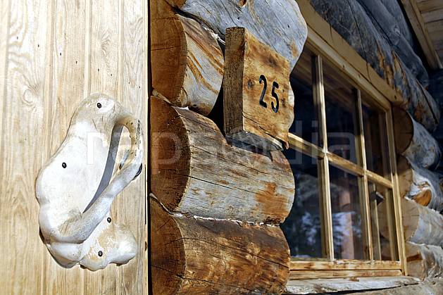 ee061275LE : Poignée de porte en bois et chalet en rondins à Kakslauttanen, Laponie. Europe, CEE, cabane, cabane, C02, C01 environnement, habitation, voyage aventure (Finlande).