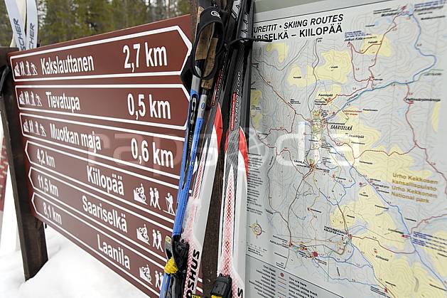 ee061545LE : Panneau indicateur et pistes de ski de fond à Kakslauttanen, Laponie. Europe, CEE, signalisation, carte, C02, C01 environnement, gros plan, transport, voyage aventure (Finlande).