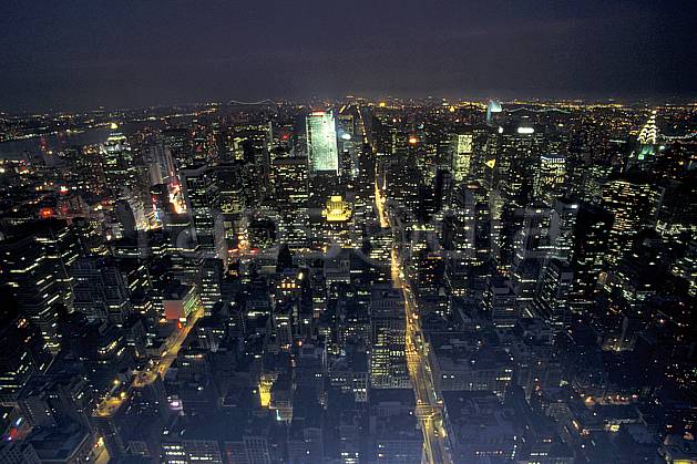 ee0636-03LE : Manhattan, Ville de New York. Amérique du nord, building, immeuble, lumière, nuit, route, vue aérienne, C02, C01 environnement, habitation, voyage aventure (Usa).