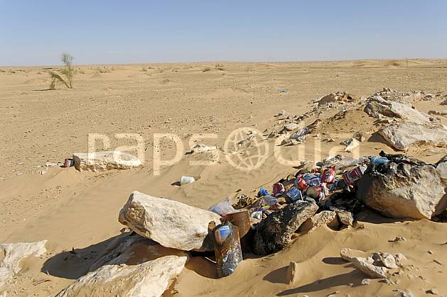 ee063717LE : Désert du Sud Tunisien, au sud de Douz, Poubelles à l'abandon, pollution. Afrique, Afrique du nord, dune, C02, C01 désert, environnement, voyage aventure (Tunisie).
