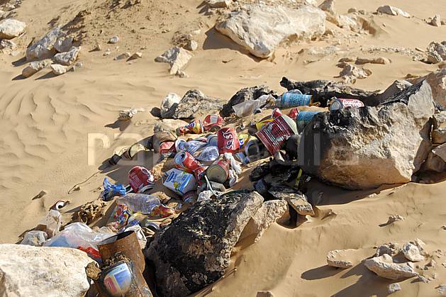 ee063718LE : Désert du Sud Tunisien, au sud de Douz, Poubelles à l'abandon, pollution. Afrique, Afrique du nord, dune, C02, C01 désert, environnement, voyage aventure (Tunisie).