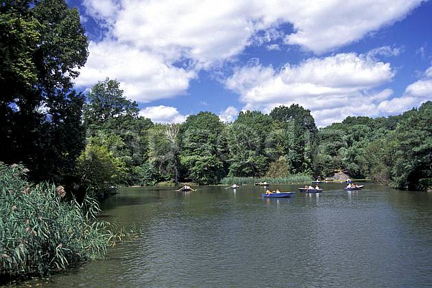 ee0639-09LE : Central Park, Manhattan, Ville de New York. Amérique du nord, bateau, ciel nuageux, C02, C01 environnement, lac, transport, voyage aventure (Usa).