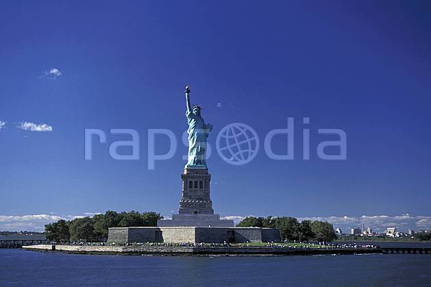 ee0639-22LE : La statue de la liberté, Ellis Island, Ville de New York. Amérique du nord, littoral, ciel bleu, statue, C02 environnement, patrimoine, voyage aventure, mer (Usa).