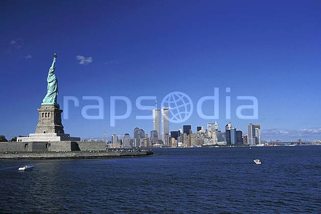 ee0639-26LE : La statue de la liberté, Ellis Island, Ville de New York. Amérique du nord, littoral, building, ciel bleu, immeuble, statue, C02 environnement, habitation, patrimoine, voyage aventure, mer (Usa).