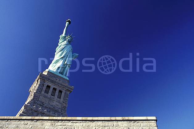 ee0639-31LE : La statue de la liberté, Ellis Island, Ville de New York. Amérique du nord, ciel bleu, statue, C02 environnement, patrimoine, voyage aventure (Usa).