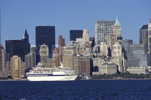 ee0639-35LE : Financial District, Manhattan, Ville de New York. Amérique du nord, bateau, littoral, building, ciel bleu, immeuble, C02, C01 environnement, habitation, transport, voyage aventure, mer (Usa).