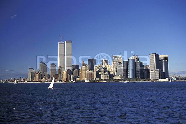 ee0640-06LE : Manhattan, Ville de New York. Amérique du nord, bateau, littoral, building, ciel bleu, immeuble, C02, C01 environnement, habitation, transport, voyage aventure, mer (Usa).
