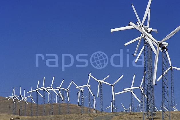 ee0671-34LE : Champ d'Éoliennes près de San Francisco, Californie. Amérique du nord, ciel bleu, éolienne, herbe, C02, C01 environnement, voyage aventure (Usa).
