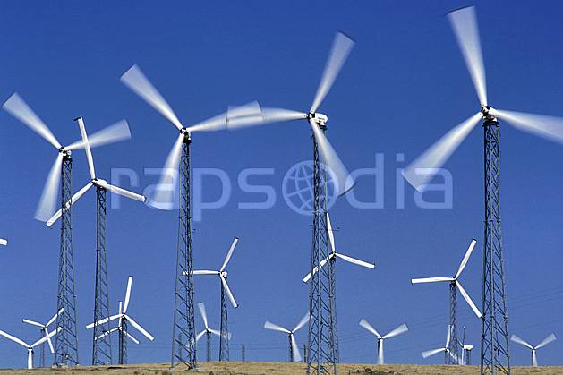 ee0671-35LE : Champ d'Éoliennes près de San Francisco, Californie. Amérique du nord, ciel bleu, éolienne, C02, C01 environnement, voyage aventure (Usa).