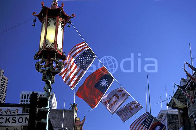 ee0672-24LE : Chinatown, San Francisco, Californie. Amérique du nord, ciel bleu, drapeau, C02, C01 environnement, voyage aventure (Usa).