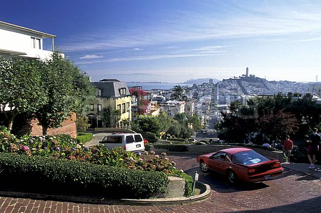 ee0673-03LE : Lombard Street, Ville de San Francisco, Californie. Amérique du nord, route, voiture, C02, C01 environnement, habitation, paysage, transport, voyage aventure (Usa).