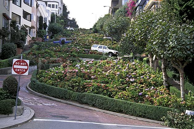 ee0674-19LE : Lombard Street, Ville de San Francisco, Californie. Amérique du nord, panneau, voiture, C02, C01 environnement, habitation, voyage aventure (Usa).