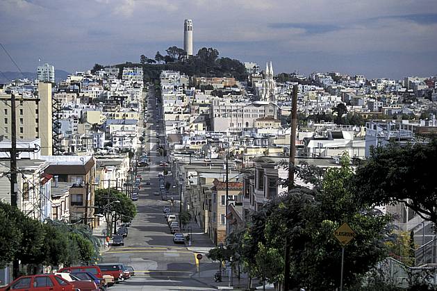 ee0674-22LE : Telegraphe Hill, Lombard Street, Ville de San Francisco, Californie. Amérique du nord, ciel nuageux, route, C02, C01 environnement, habitation, voyage aventure (Usa).
