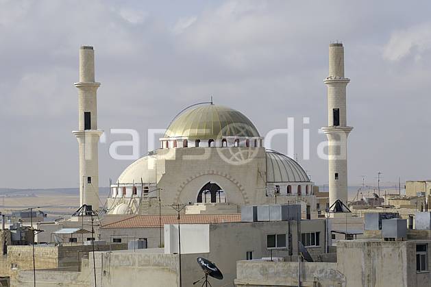ee070380LE : Ville de Madaba. Moyen Orient, ville, mosquée, toit, C02 désert, environnement, habitation, patrimoine, paysage, voyage aventure (Jordanie).