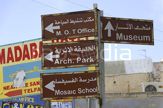 ee070384LE : Ville de Madaba. Moyen Orient, ville, signalisation, signalisation, C02 désert, environnement, voyage aventure (Jordanie).