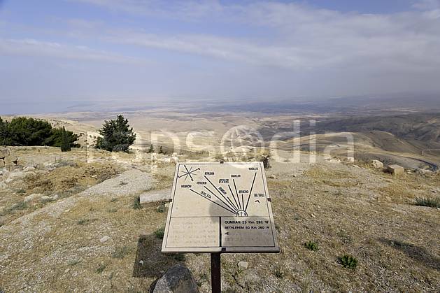 ee070389LE : Depuis le Mont Nebo, vue sur la vallée du Jourdan. Moyen Orient, table, d'orientation, panorama, C02 désert, environnement, paysage, voyage aventure (Jordanie).