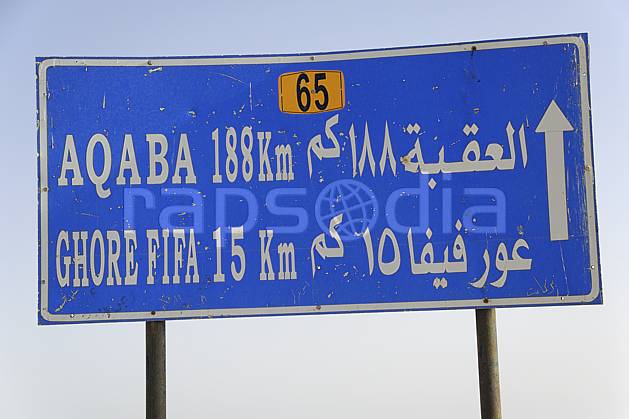 ee070723LE : Panneau indicateur routier. Moyen Orient, signalisation, C02 désert, environnement, transport, voyage aventure (Jordanie).