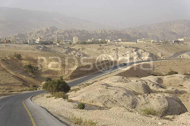 ee070938LE : Route près de Petra. Middle Orient, town, village desert, environment, habitation, landscape, transportation, adventure trip (Jordan).