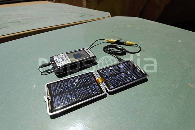 ee071182LE : Téléphone cellulaire et chargeur solaire. Moyen Orient, C02 environnement, matériel, style de vie, voyage aventure (Jordanie).
