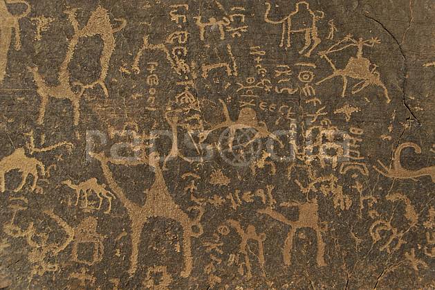 ee071205LE : Pétroglyphes dans le désert du Wadi Rum. Moyen Orient, dessin, rupestre, dromadaire, C02 désert, environnement, patrimoine, voyage aventure (Jordanie).