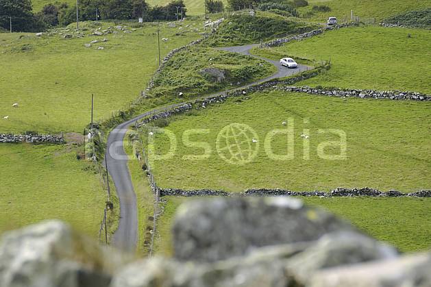 ee071764LE : Route irlandaise et mur de pierre, Torr Head, Murlough Bay, Ulster (Irlande du Nord). Europe, CEE, route, voiture, road, C02 environnement, patrimoine, paysage, transport, voyage aventure (Irlande Royaume-Uni).