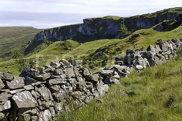 ee071806LE : Mur de pierre, Benmore (Fairhead), Murlough Bay, Ulster (Irlande du Nord). Europe, EEC, cliff environment, heritage, landscape, adventure trip (Ireland United-Kingdom).