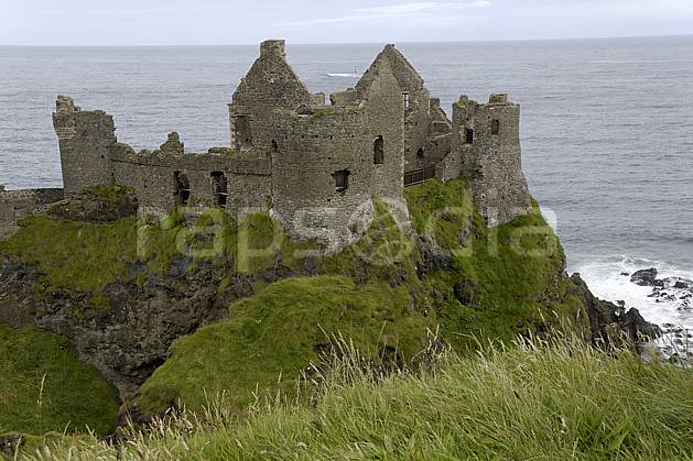 ee071868LE : Dunluce Castle, Bushmills, Ulster (Irlande du Nord). Europe, CEE, château, ruine, C02 environnement, mer, patrimoine, voyage aventure (Irlande Royaume-Uni).
