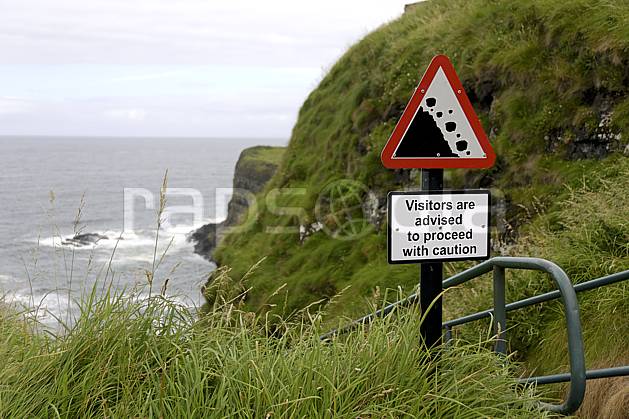 ee071871LE : Panneau de danger chute de pierres, Dunluce Castle, Bushmills, Ulster (Irlande du Nord). Europe, CEE, indicateur, signalisation, littoral, C02 environnement, mer, paysage, voyage aventure (Irlande Royaume-Uni).