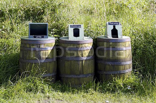 ee071892LE : Poubelles, tri des déchets, Giant's Causeway (Chaussée des Géants), Ulster (Irlande du Nord). Europe, CEE, tonneau, C02 environnement, voyage aventure (Irlande Royaume-Uni).