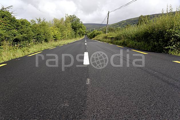 ee072080LE : Glenade, Donegal. Europe, EEC, road, marking, tar tree, environment, transportation, adventure trip (Ireland).