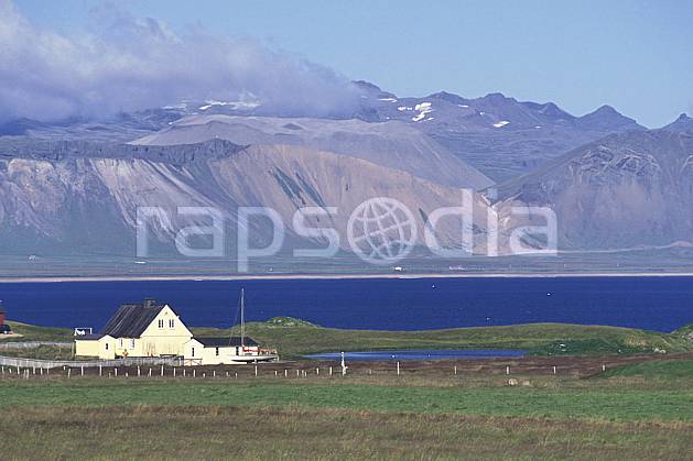 ee1042-17LE : Ferme. ONU, OTAN, littoral, ciel bleu, herbe, C02, C01 environnement, habitation, paysage, voyage aventure, mer (Islande).