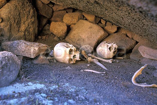 ee2245-12LE : Tombeau, Vallée de Tsaranoro, Andringitra. Afrique, Afrique de l'est, squelette, C02, C01 environnement, voyage aventure (Madagascar).
