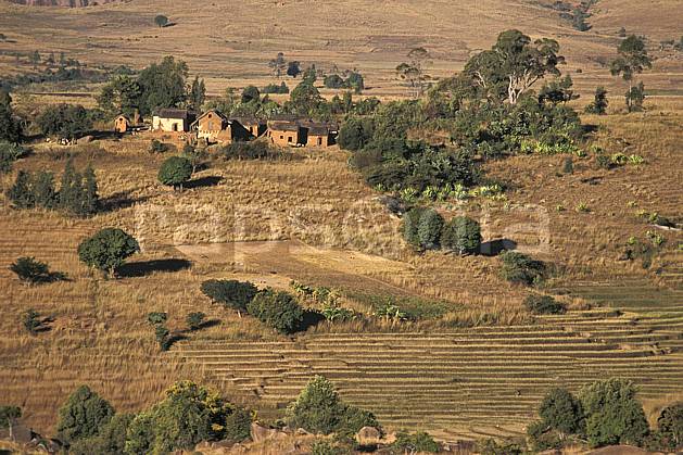 ee2245-34LE : Village, Andringitra. Afrique, Afrique de l'est, herbe, C02, C01 environnement, habitation, voyage aventure (Madagascar).