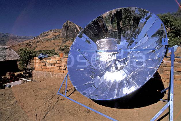 ee2247-07LE : Four solaire au Camp Catta, Andringitra. Afrique, Afrique de l'est, ciel bleu, C02, C01 environnement, voyage aventure (Madagascar).