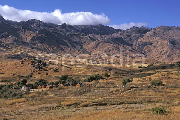 ee2249-22LE : Village, Andringitra. Afrique, Afrique de l'est, ciel bleu, herbe, habitation, C02, C01 environnement, paysage, voyage aventure (Madagascar).