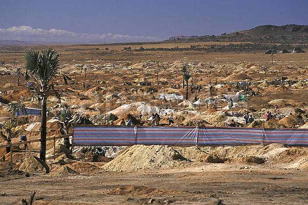 ee2256-13LE : Village minier, Parc National de l'Isalo. Afrique, Afrique de l'est, ciel bleu, C02, C01 environnement, paysage, voyage aventure (Madagascar).